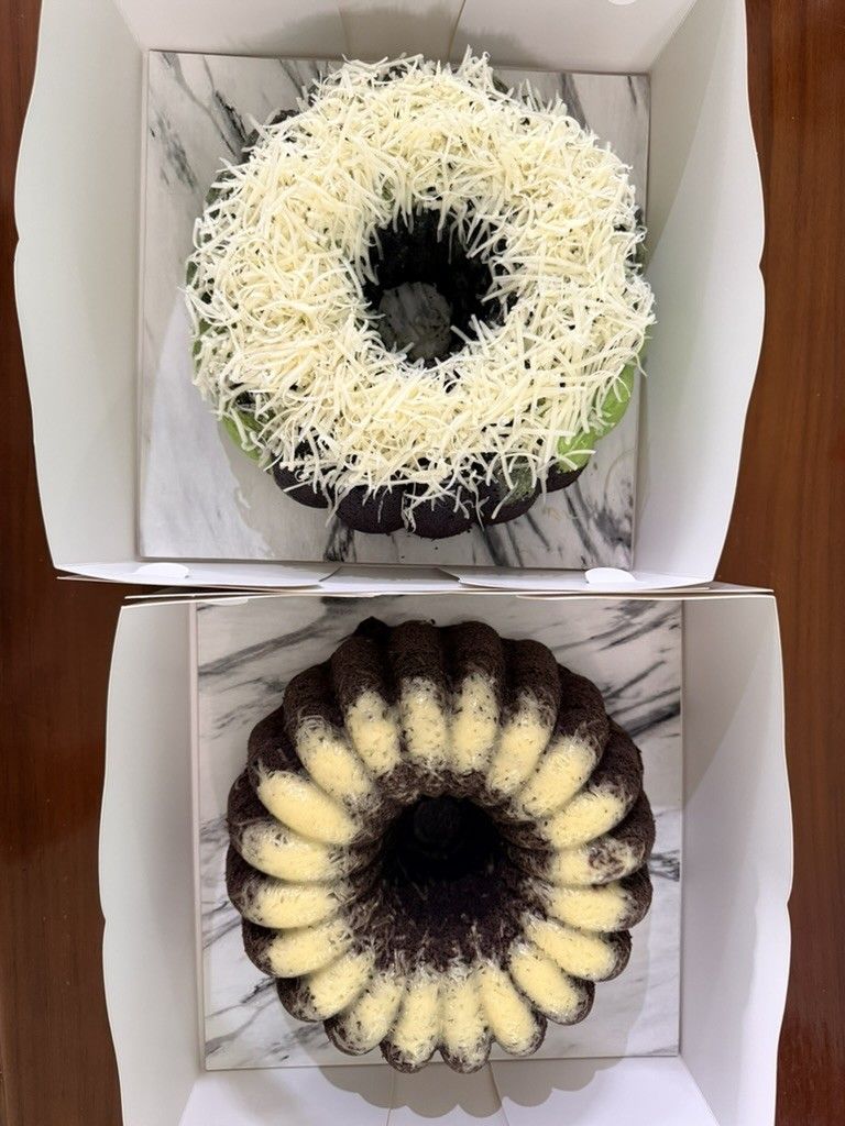 Dua kotak Bolu Kukus Ketan Hitam berbentuk cincin, kue faiha.id untuk snack time di kantor