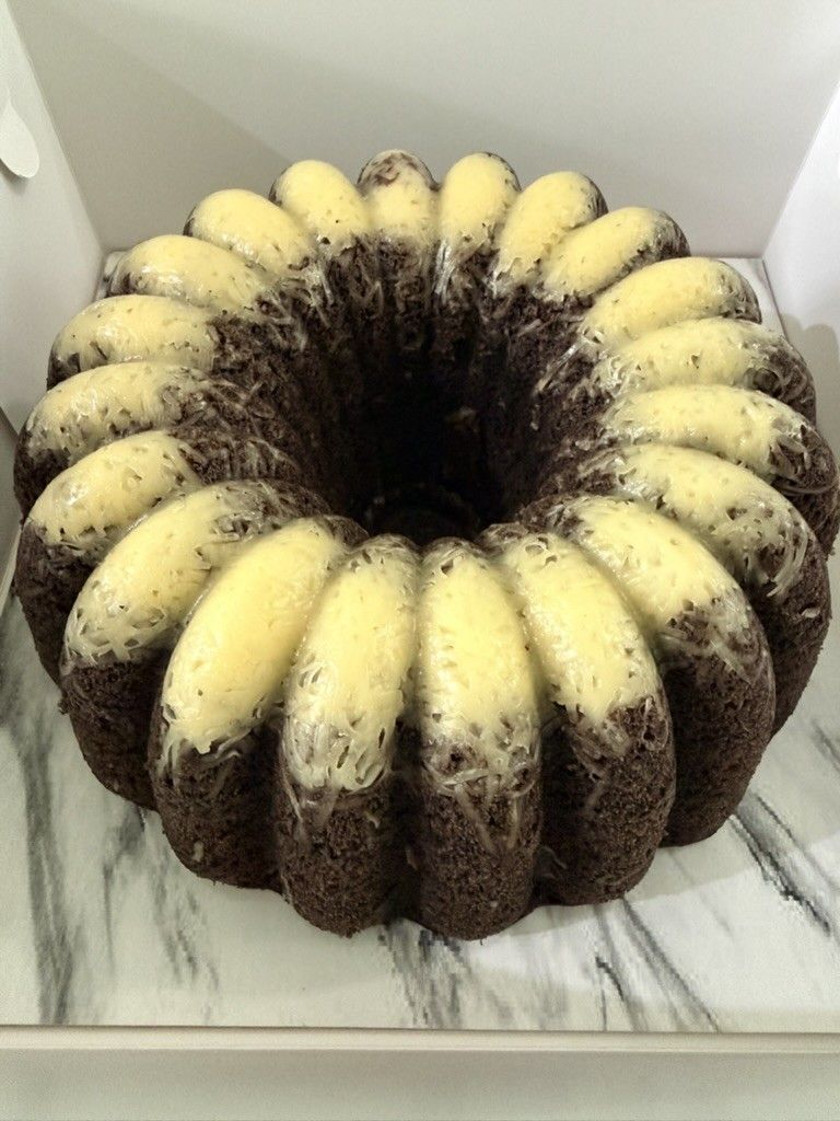 Bolu Kukus Ketan Hitam berbentuk cincin di dalam kotak putih, kue faiha.id untuk acara kantor