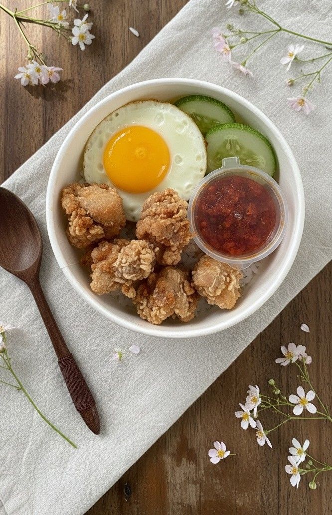 Rice bowl ayam crispy dengan telur mata sapi, timun, dan sambal tampak atas, catering kantor faiha.id