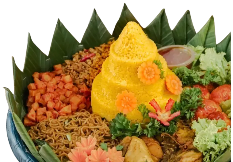 Tumpeng nasi kuning lengkap dengan lauk di atas tampah berlapis daun pisang